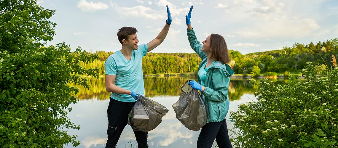 Récolter un high five en jetant les déchets