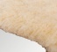 Peau d'agneau haut de gamme, également utilisable comme tapis pour les câlins ou le jeu Peau d'agneau naturelle sur une chaise dans la chambre de bébé