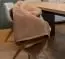 Couverture câline en brun clair étalée sur une chaise