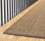 Le tapis de couloir en noix de coco relie les espaces avec majesté - ici en coloris marron naturel Le tapis de couloir en noix de coco relie les espaces avec majesté - ici en coloris marron naturel