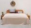 Couverture chinée en coton comme couvre-lit décoratif Dessus-de-lit sur un lit en coloris beige et dans la dimension 250x280 cm