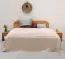 Dessus-de-lit sur un lit en coloris beige et dans la dimension 250x280 cm