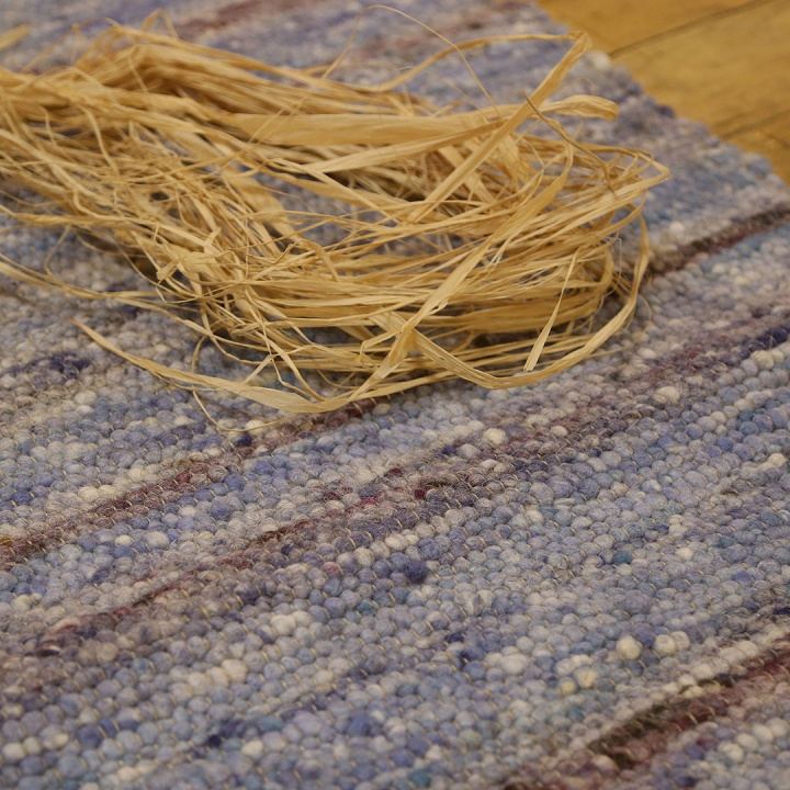 Merveilleux tapis tissé à la main paré de tons issus du nuancier de la nature Merveilleux tapis tissé à la main paré de tons issus du nuancier de la nature