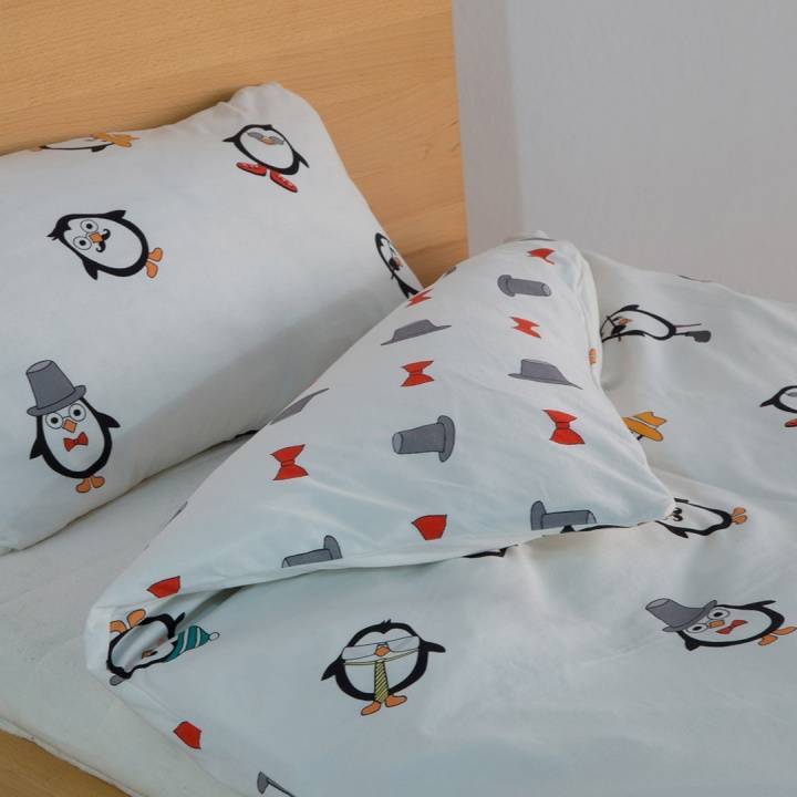 Linge de lit réversible en jersey fin pour enfant « Pinguini » Linge de lit réversible en jersey fin pour enfant « Pinguini »