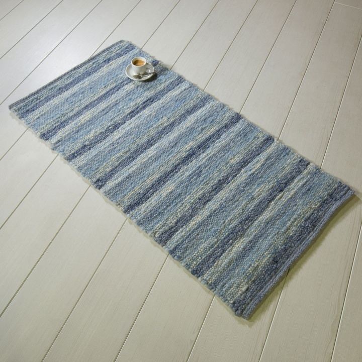 Tapis teint ton sur ton avec un motif à rayures complexe pour un ensemble de couleurs joyeuses et assorties Tapis teint ton sur ton avec un motif à rayures complexe pour un ensemble de couleurs joyeuses et assorties