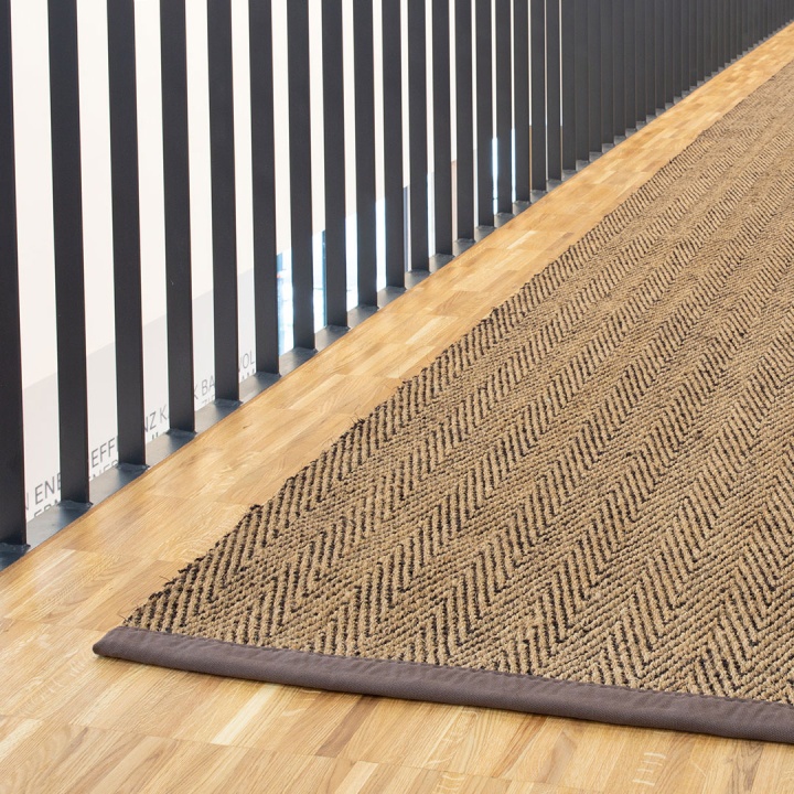 Le tapis de couloir en noix de coco relie les espaces avec majesté - ici en coloris marron naturel Le tapis de couloir en noix de coco relie les espaces avec majesté - ici en coloris marron naturel