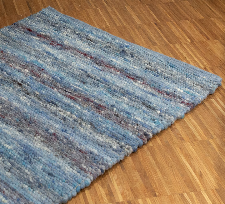 Merveilleux tapis tissé à la main paré de tons issus du nuancier de la nature Merveilleux tapis tissé à la main paré de tons issus du nuancier de la nature