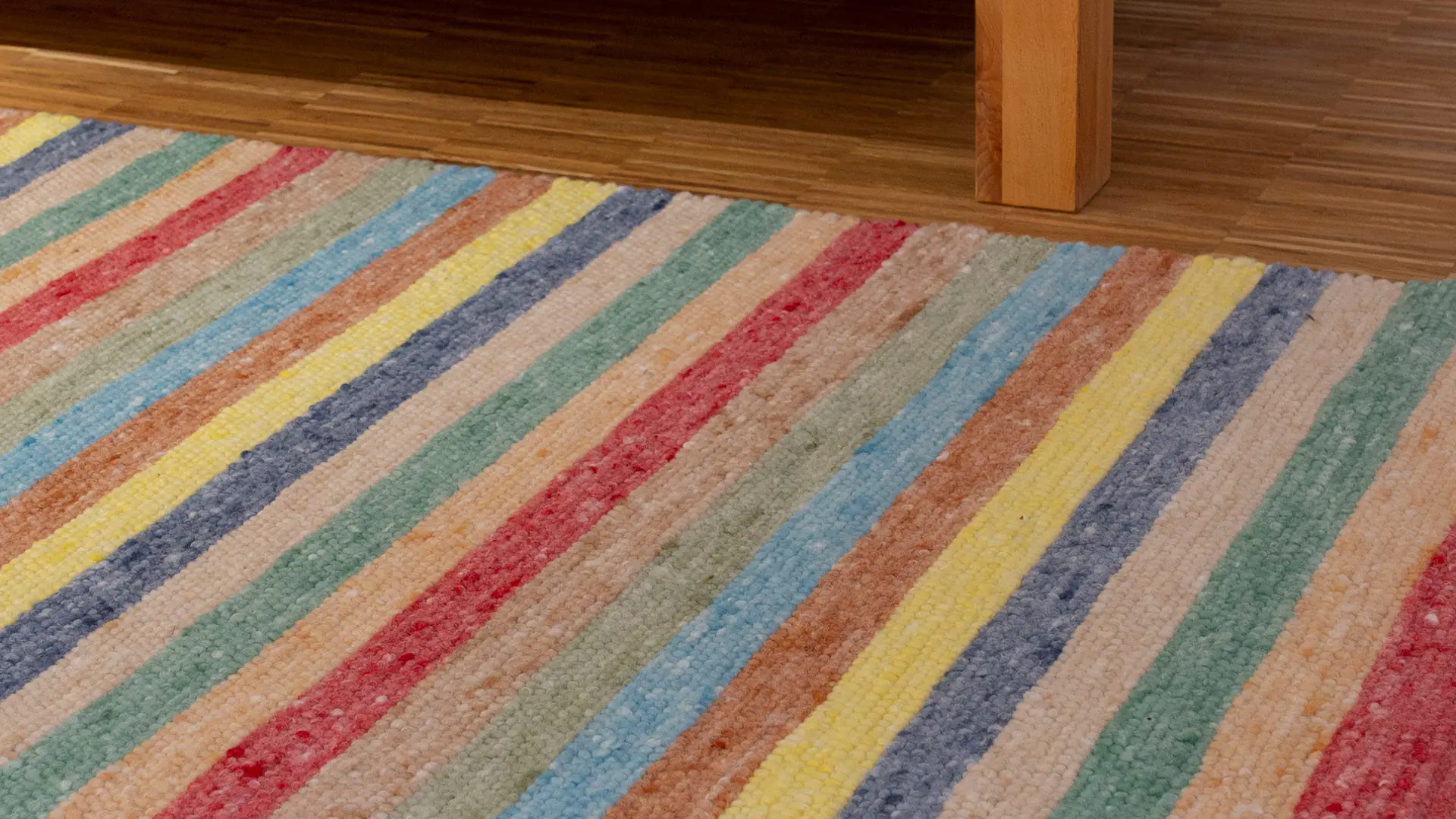 Tapis en laine vierge tissé à la main à motif rayé - un joyeux mélange de couleurs pour la maison !