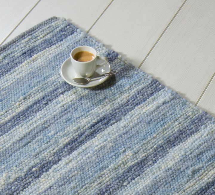 Tapis teint ton sur ton avec un motif à rayures complexe pour un ensemble de couleurs joyeuses et assorties Tapis teint ton sur ton avec un motif à rayures complexe pour un ensemble de couleurs joyeuses et assorties