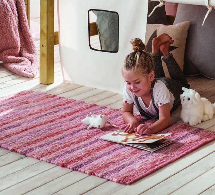 Tapis teint ton sur ton avec un motif à rayures complexe pour un ensemble de couleurs joyeuses et assorties Tapis teint ton sur ton avec un motif à rayures complexe pour un ensemble de couleurs joyeuses et assorties