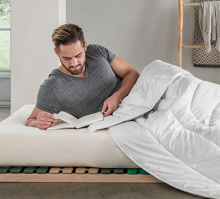 Couette légère polyvalente en duvet de chameau et soie « Calida-Figura » Couette légère polyvalente en duvet de chameau et soie « Calida-Figura »