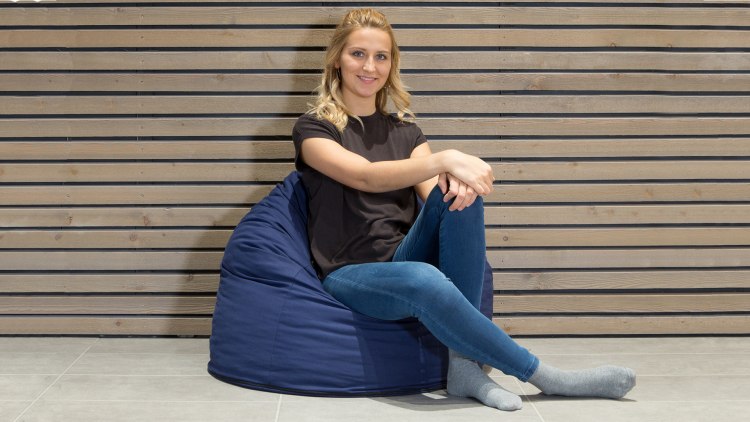Pouf Mino en forme de goutte raffinée comme solution d'assise tendance