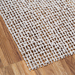 La protection antidérapante du tapis convient parfaitement pour les parquets