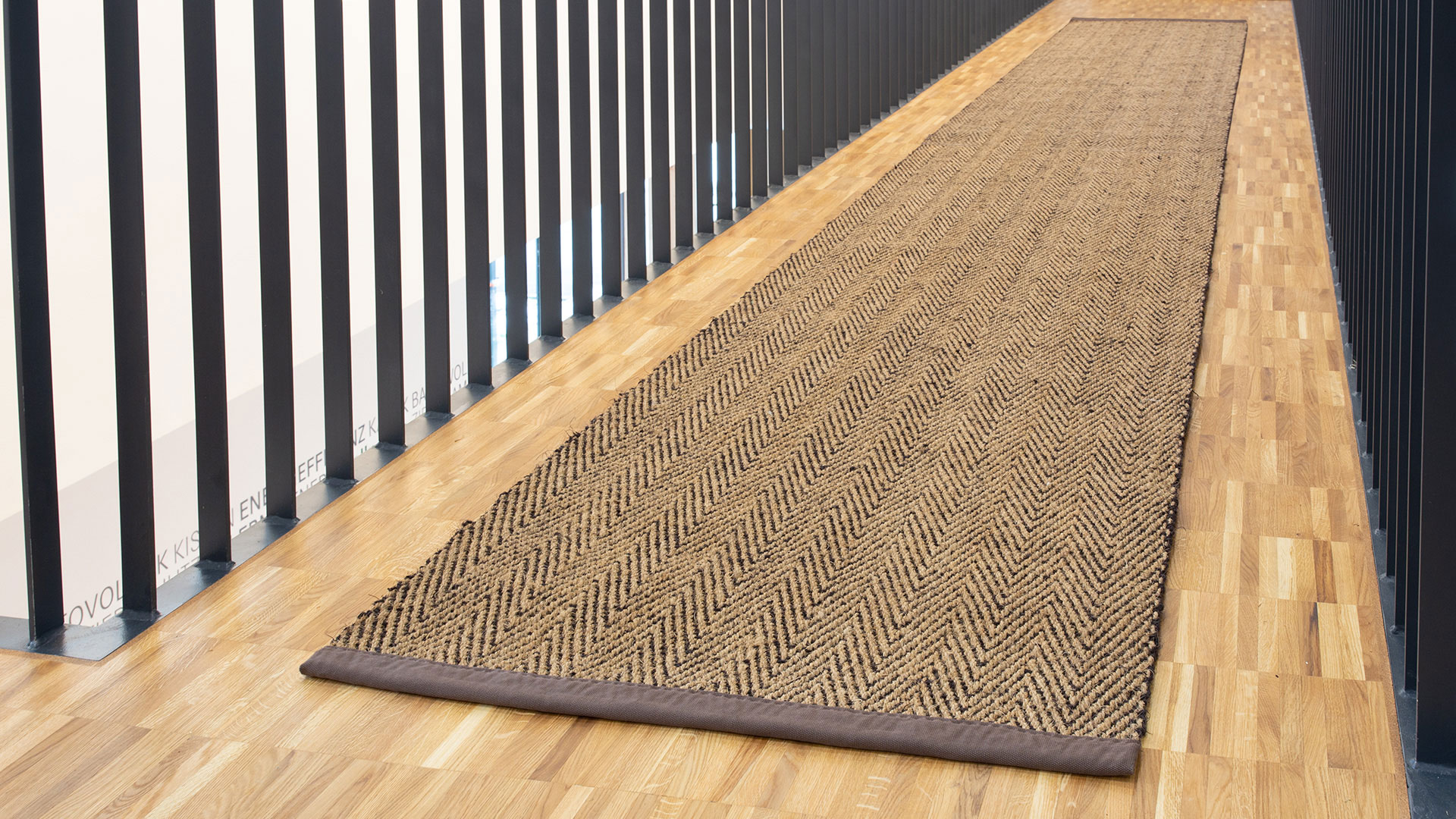 Le tapis de couloir en noix de coco relie les espaces avec majesté - ici en coloris marron naturel
