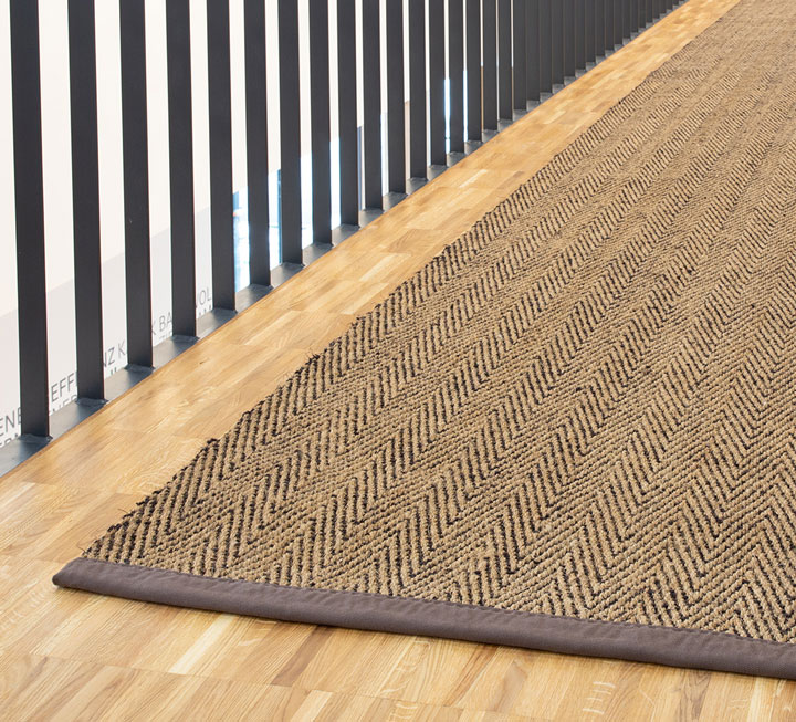 Le tapis de couloir en noix de coco relie les espaces avec majesté - ici en coloris marron naturel