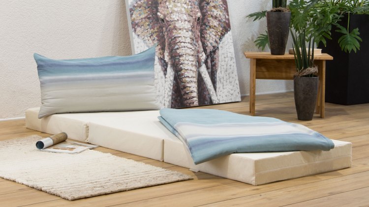 Le matelas pliant Visitando est polyvalent, que ce soit pour dormir ou comme tabouret pour votre canapé