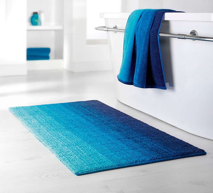Tapis de salle de bains avec un dégradé bleu-bleu clair Tapis de salle de bains avec un dégradé bleu-bleu clair