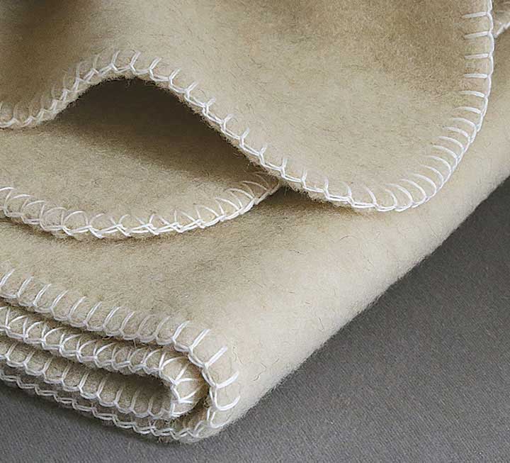 Couverture en poils naturels en laine vierge de mouton « Narida » Couverture en poils naturels en laine vierge de mouton « Narida »